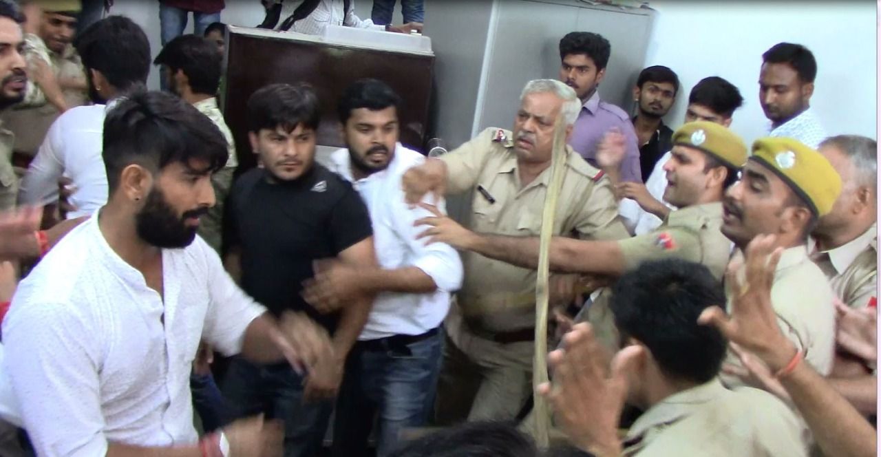 पंडित दीनदयाल उपाध्याय और नेहरू के नाम पर हुआ सुविवि में हंगामा, पूर्व छात्रसंघ अध्यक्ष गिरफ्तार