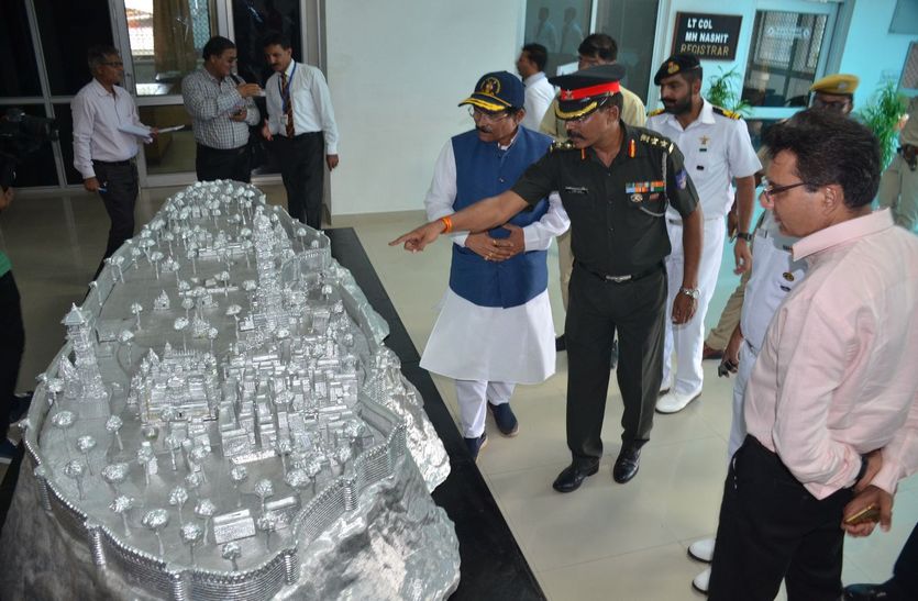 चित्तौडग़ढ़ सैनिक स्कूल में पहुंचे केन्द्रीय रक्षाराज्यमंत्री श्रीपाद नाइक चित्तौैड़ दुर्ग का मॉड्यूल देखते हुए