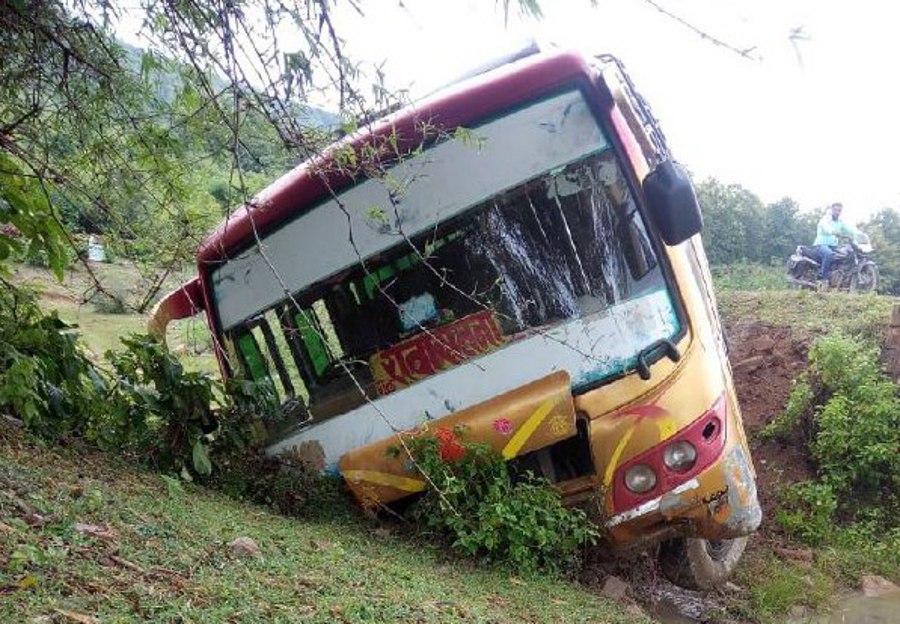 Many passengers injured in road accident,Many passengers injured in road accident