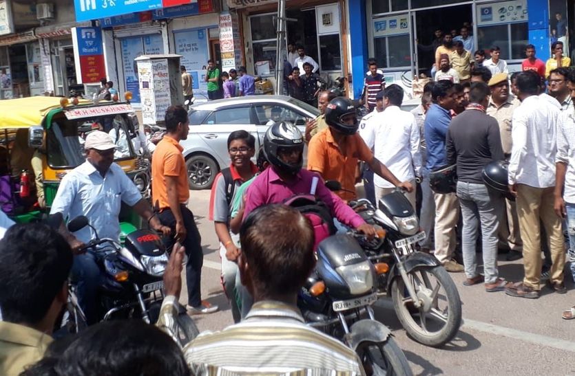 बिना हेलमेट चालान बनाया तो पुलिस से अभद्रता कर भागे युवक-युवती