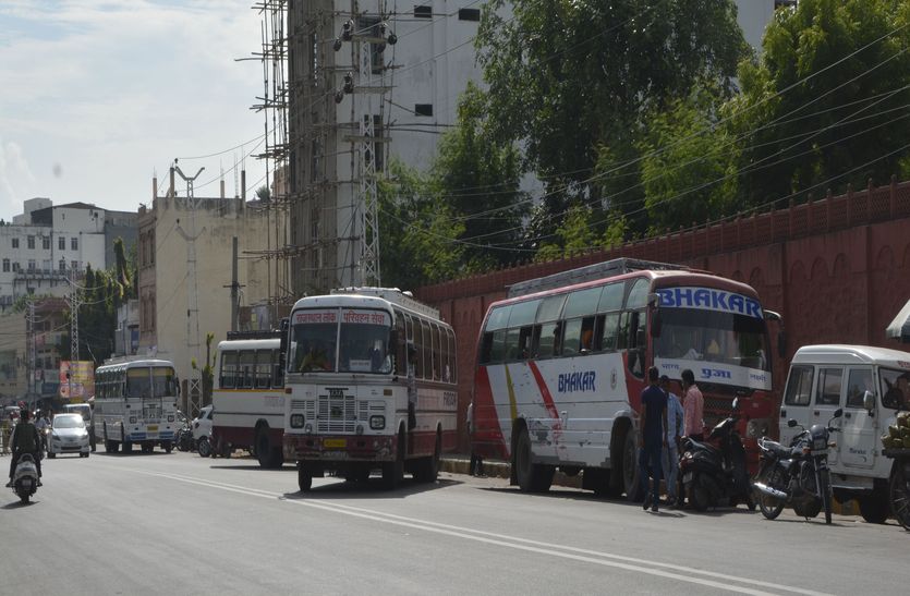 Private bus owners do not care about the order of the district collect
