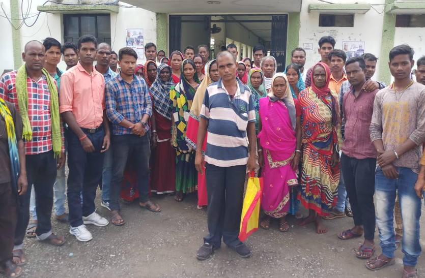भवरमाल के ग्रामीणों ने किया कलेक्टोरेट का घेराव, कहा- मांगें पूरी नहीं हुई तो करेंगे चुनाव का बहिष्कार