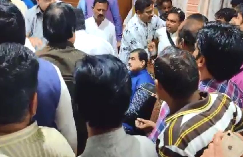 VIDEO : गृहमंत्री के सामने भिड़े कांग्रेसी, बोले- हमारी तो कोई पूछपरख नहीं, अफसर भगा देते हैं...
