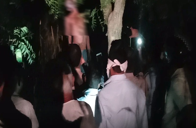 बाजरे के खेत में पेड़ से लटका मिला शव, इलाके में फैली सनसनी