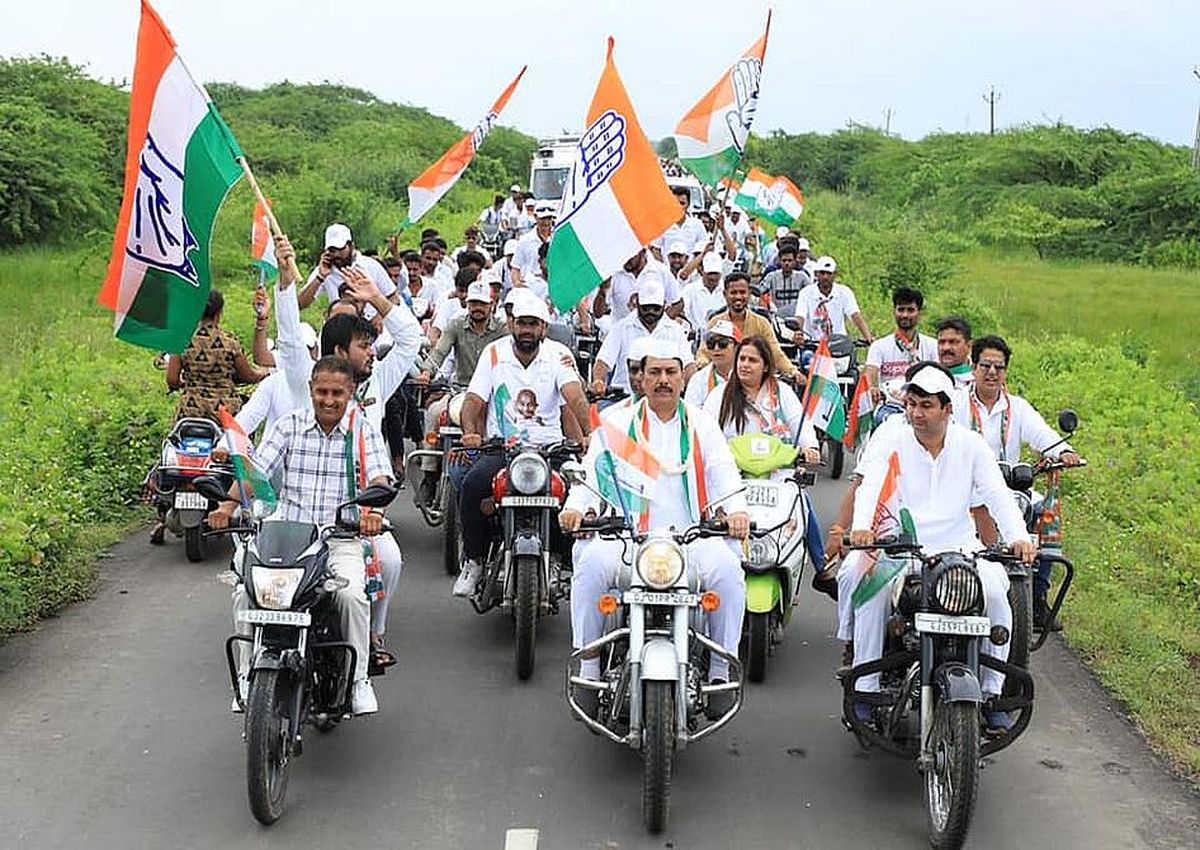 Gandhi Sandesh Yatra News; बगैर हेलमेट पहने निकाली बाइक रैली