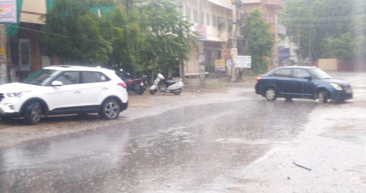 अचानक बदला मौसम का मिजाज, सूर्यनगरी में जमकर बरसे बदरा