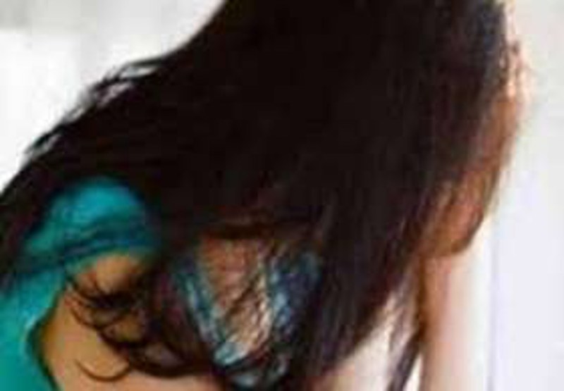 पड़ोसी की नाबालिग बेटी को घर बुलाकर महिला कराती थी बलात्कार, भाई ने बहन के हाथ में मोबाइल देखा तो सामने आई ये हकीकत