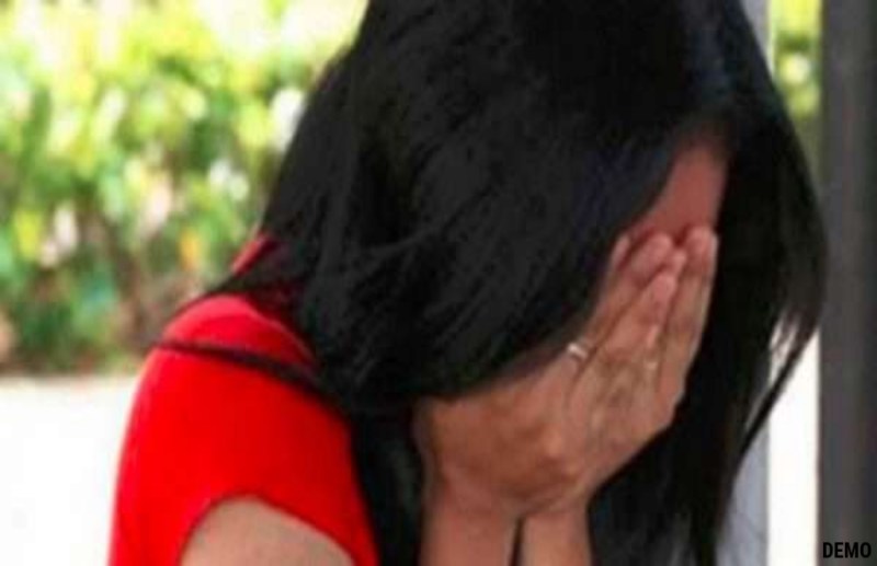 रात में फोन कर कहता है तुझे कोसे की साडी दिलवा दूंगा और तेरे पति को प्रमोशन बस किसी से कहना मत