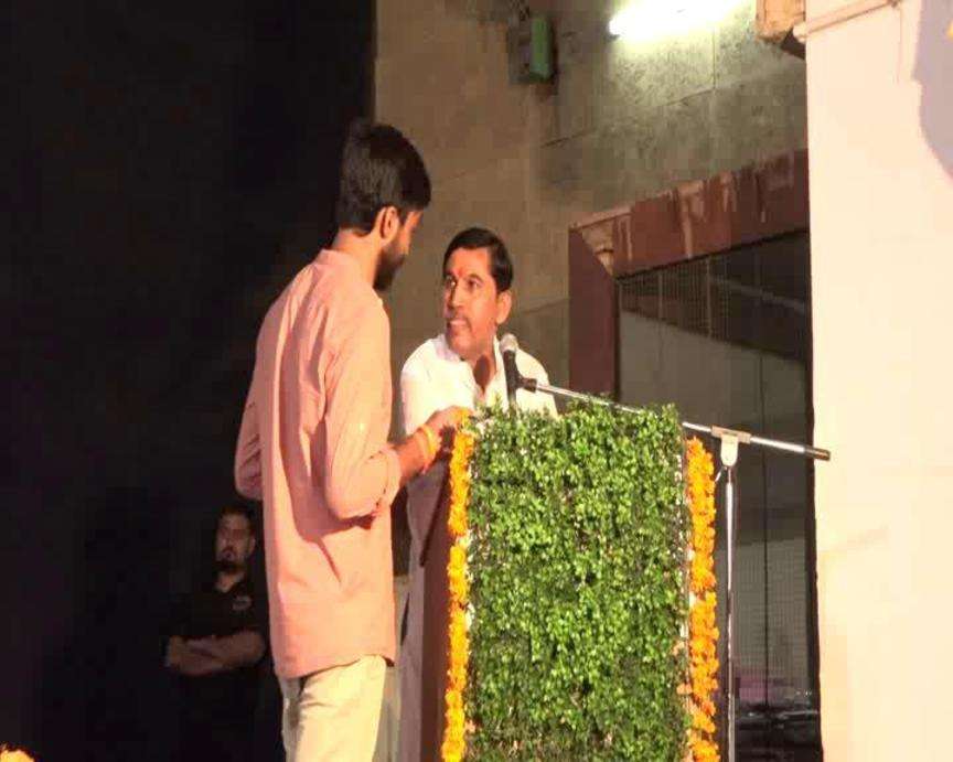 Rajasthan University: मंत्री रमेश मीणा का चल रहा था भाषण, एबीवीपी के छात्रनेता ने कर डाला ये काम...