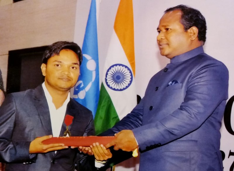 छत्तीसगढ़ के अंचल को Delhi में मिला यूथ आइकॉन अवार्ड, 12 हजार छात्राओं को हर महीने Free में बांटते हैं सेनेटरी पैड