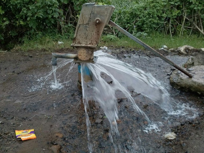 जमीन के अंदर पानी का दबाव बढऩे से ऊपर आ रहा