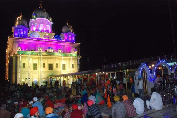 रोशनी से नहाया दाता बंदी छोड़ गुरुद्वारा