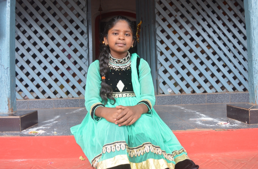 इस मासूम बालिका पर आज सवार होगी काछन देवी, कांटो के झूले पर लेटकर बस्तर को देंगी ये अनुमति
