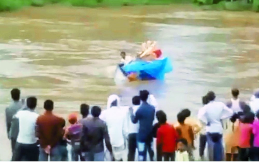 naav accident live video: Boat overturned with Durga statue in Satna