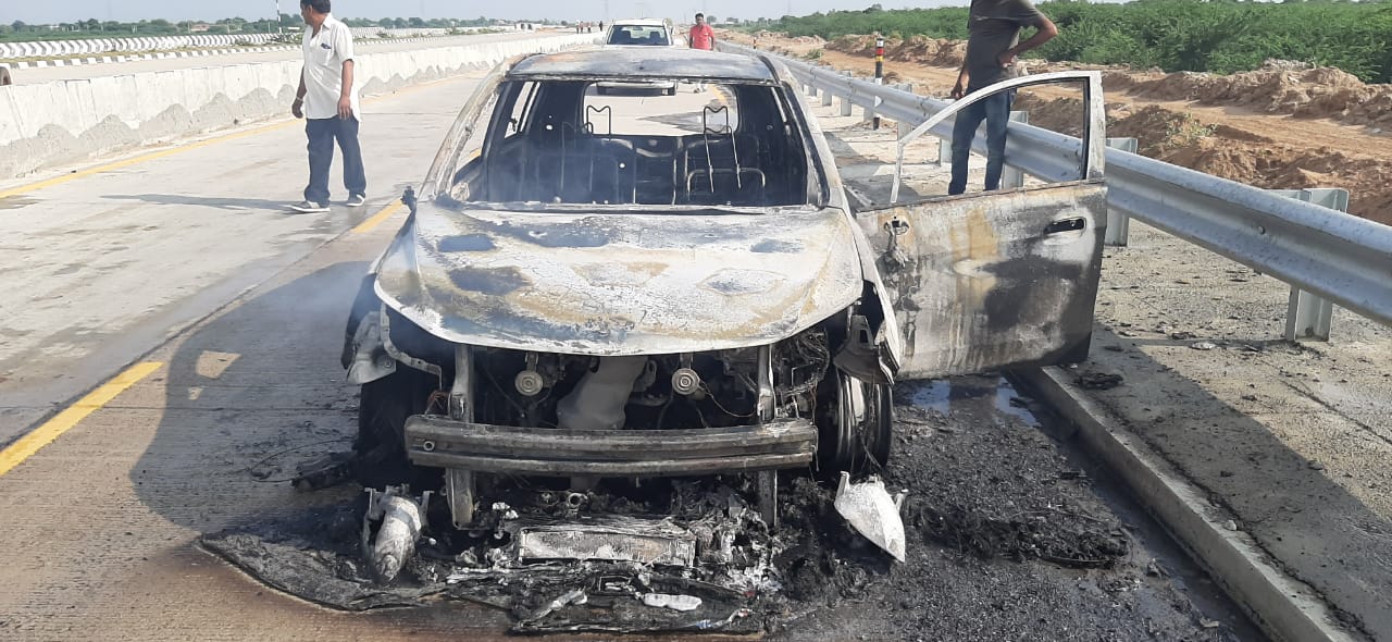 fire in moving car in jaipur : suddenly fire in car on road
