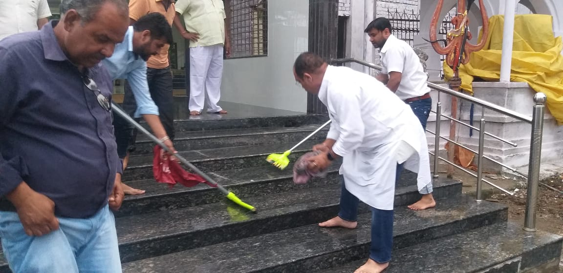 कांग्रेस ने मंदिरों में की सफाई, आज चढ़ाएंगे धर्म ध्वजा
