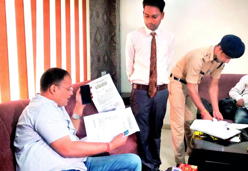 Fake Ias officer: jabalpur sp arrest fake collector for feeding sweets