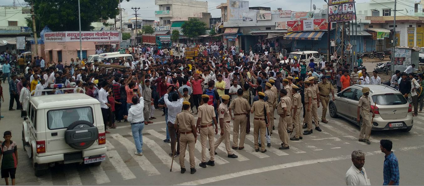 Bilara : Outrage over non-arrest of accused of extorting a minor