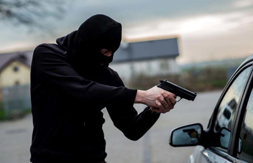 कट्टा दिखा कर दरवाजा खुलवाया और फ़िल्मी अंदाज में सरेआम लूट ली व्यापारी की कार