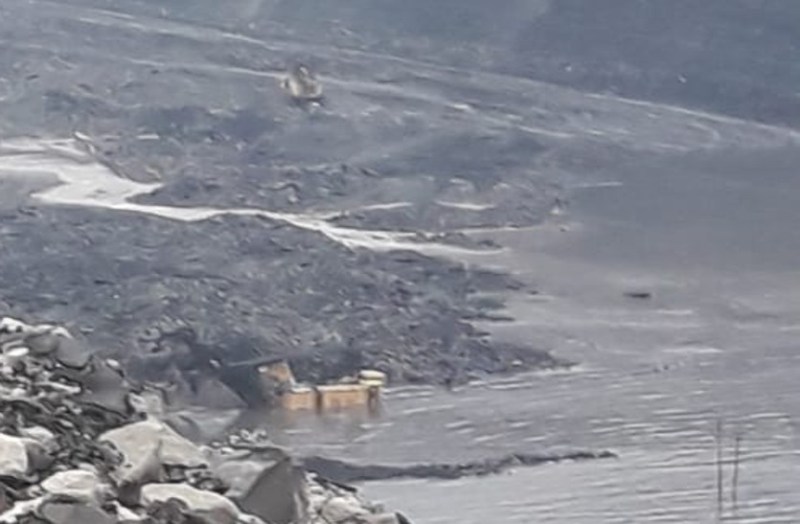 Breaking: एशिया की नामी खदानों में से एक दीपका कोल माइंस में घुसने लगा लीलागर नदी का पानी, डूबने लगी मशीनें, देखिए वीडियो...