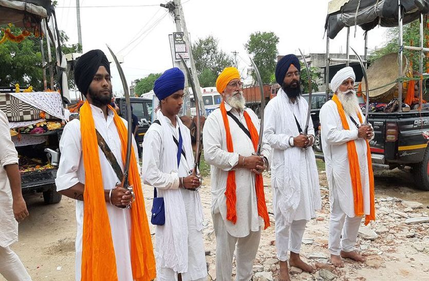 नगर कीर्तन यात्रा में सजे पंज प्यारे