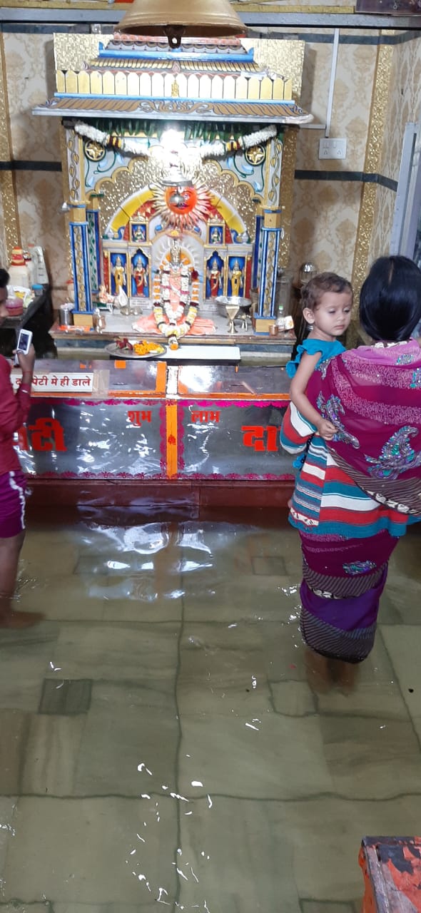 ताप्ती मंदिर में भरा पानी, पूजन में हो रही परेशानी
