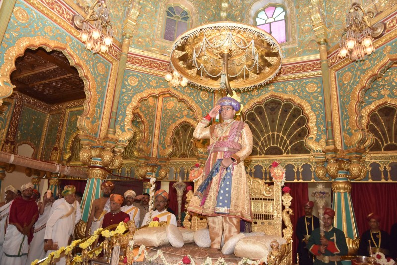 स्वर्ण सिंहासन पर बैठे यदुवीर, जीवंत हुआ ४०० वर्षों का इतिहास