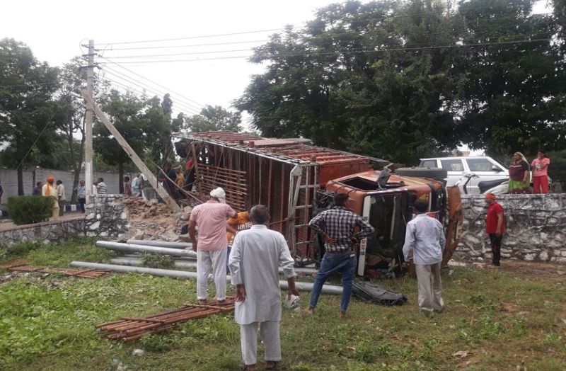 ब्रेक फेल होने पर श्रद्धालुओं से भरा ट्रक पलटा, 4 चोटिल