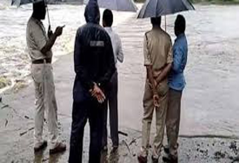 मां की गोद से अचानक फिसलकर गिरा मासूम बेटा नाले के तेज बहाव में बहा, मायके से पति के साथ लौटते समय हुआ हादसा