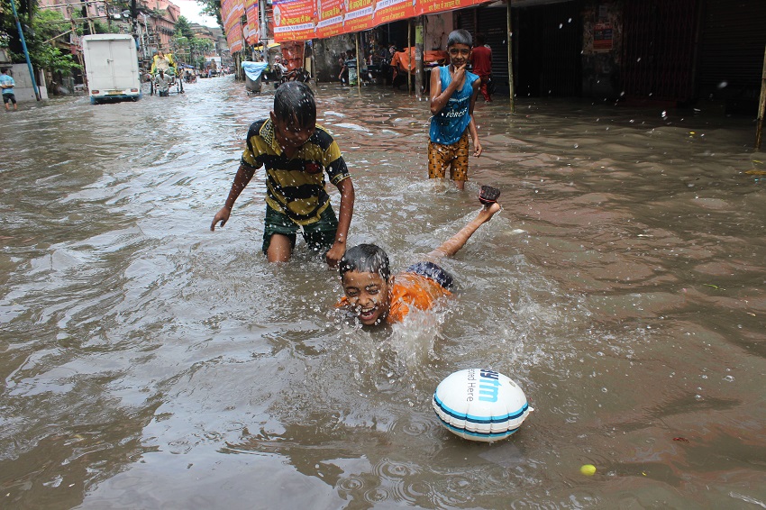 झमाझम बारिश से नदी में तब्दील कोलकाता की सड़कें, देखें वीडियो...