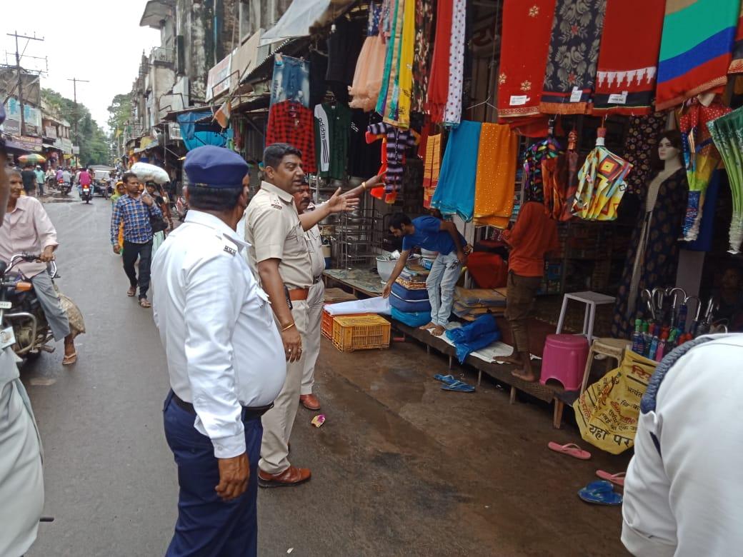 Traffic police warned shopkeepers to remove encroachments from the roa