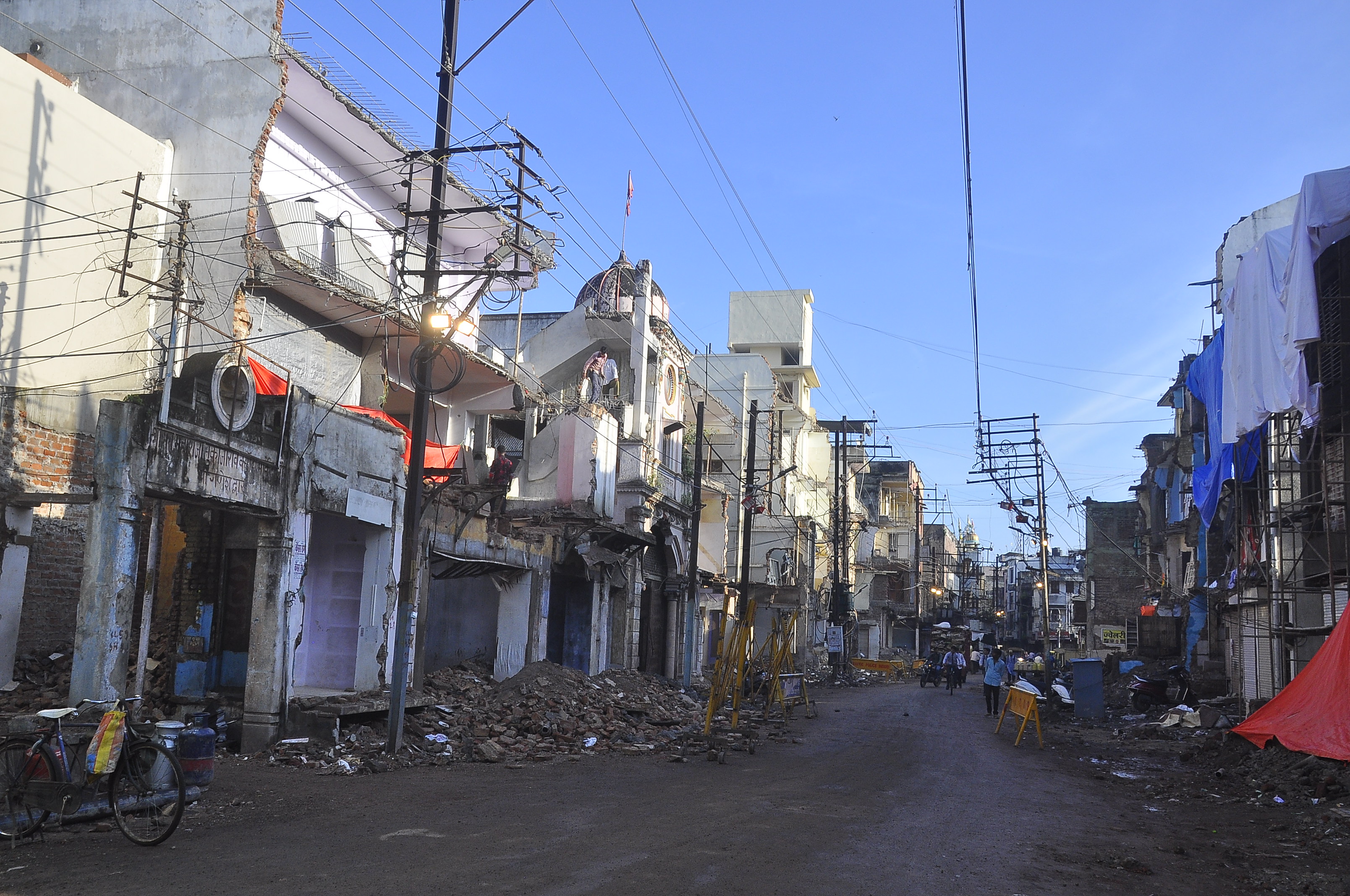 Smart City Road : सीतलामाता बाजार में बचे मकानों-दुकानों पर चलेगी जेसीबी