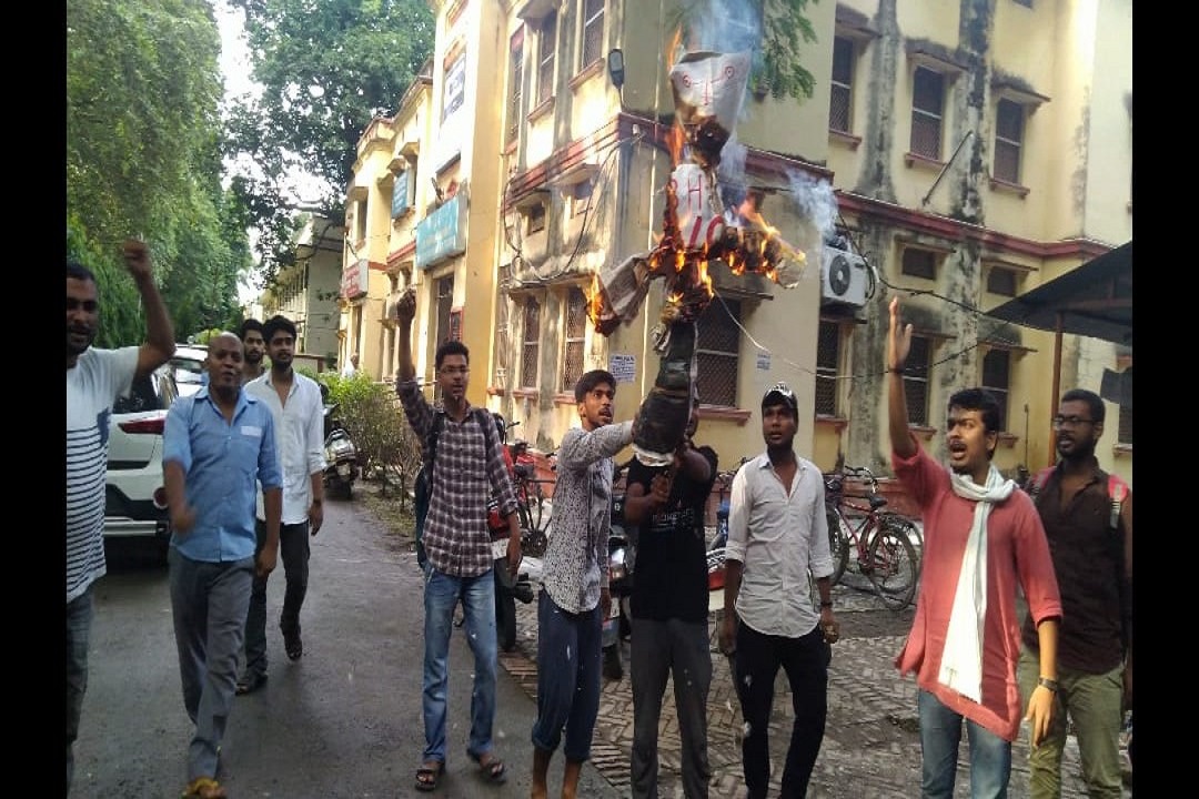 बीएचयू के छात्रों ने जलाया कुलपति का पुतला
