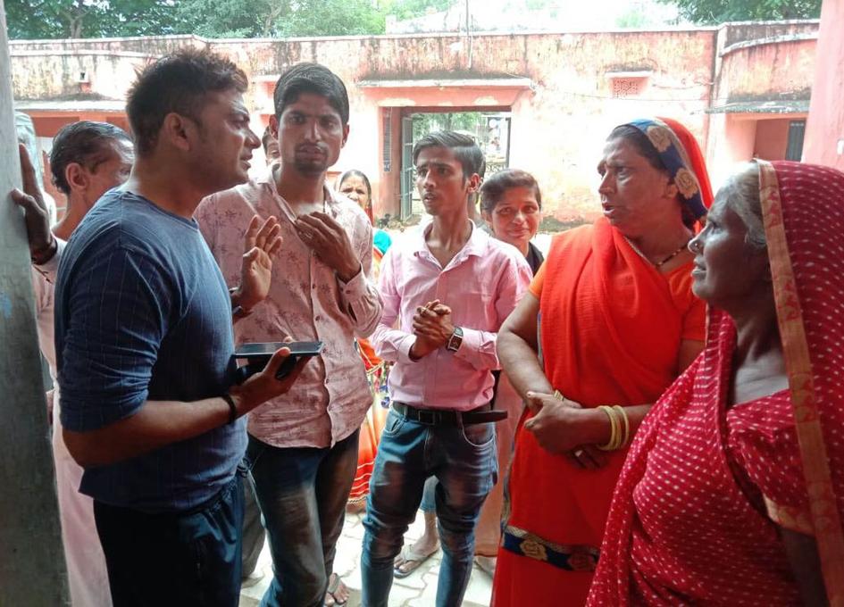 मोहल्ले में शराबियों का आतंक, थाने में पहुंचे लोग