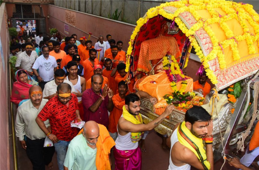 Mata Parvati rides out like Mahakal at Uma Sanjhi Festival