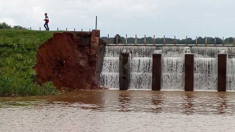 फूटने की कगार पर है जिले का यह बांध, गेट के पास हो गया मिट्टी कटाव