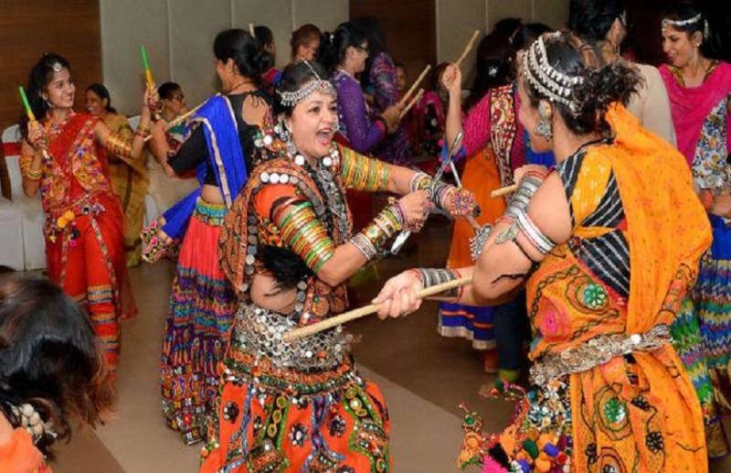 Watch Video: जब डांडिया का जादू छाए, प्रधानमंत्री भी खुद को नहीं रोक पाए