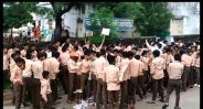 प्रिंसिपल के ट्रांसफर के विरोध में बच्चों ने स्कूल पर जड़ा ताला,  सड़क पर उतर छात्राेें ने क‍िया प्रदर्शन