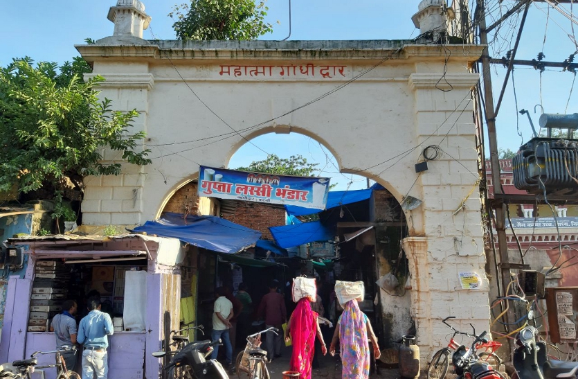Mahatma Gandhi Gate Market located on the main road