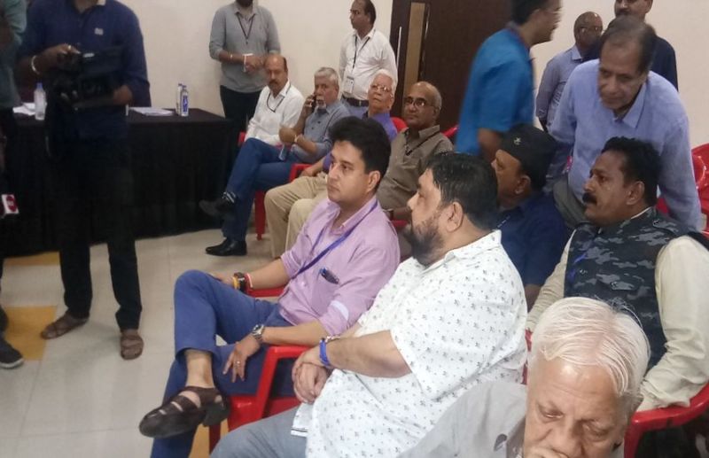 MPCA के पूर्व अध्यक्ष ज्योतिरादित्य सिंधिया गांधी प्रतिमा पर माल्यार्पण कर पहुंचे एमपीसीए की वार्षिक साधारण सभा में