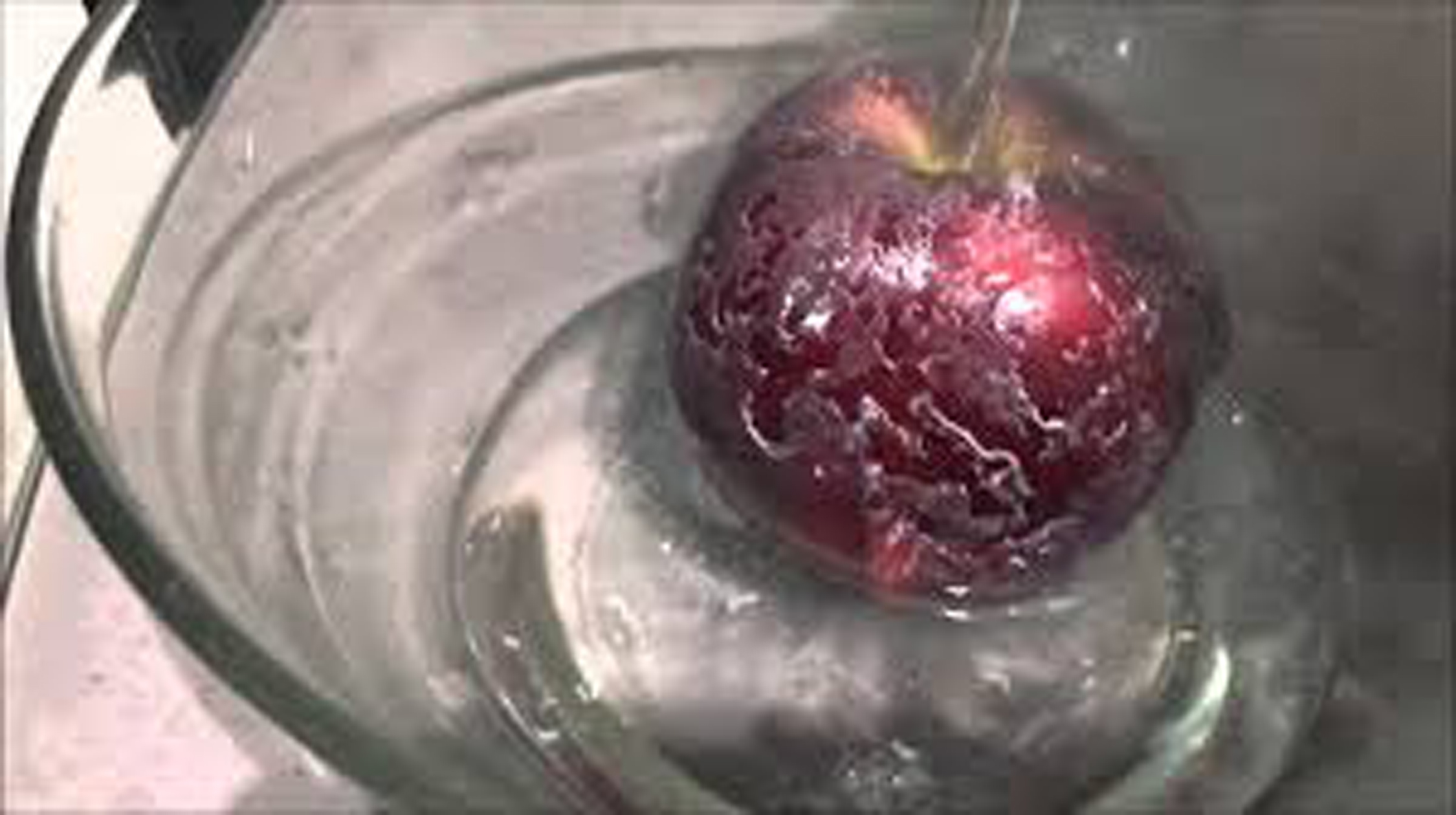 सेब को गरम पानी में रखने के बाद खाइए, नहीं तो शरीर का यह अंग काम करना बंद कर देगा