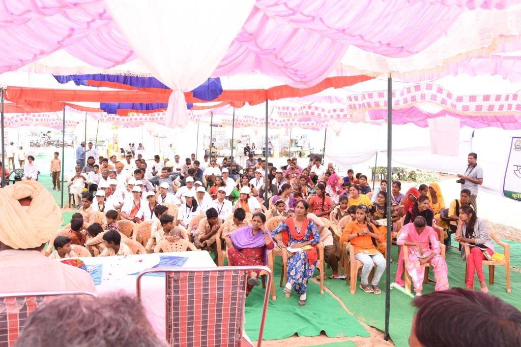 फलोदी. कृषि विज्ञान केन्द्र में आयोजित किसान मेले में उपस्थित लोग।