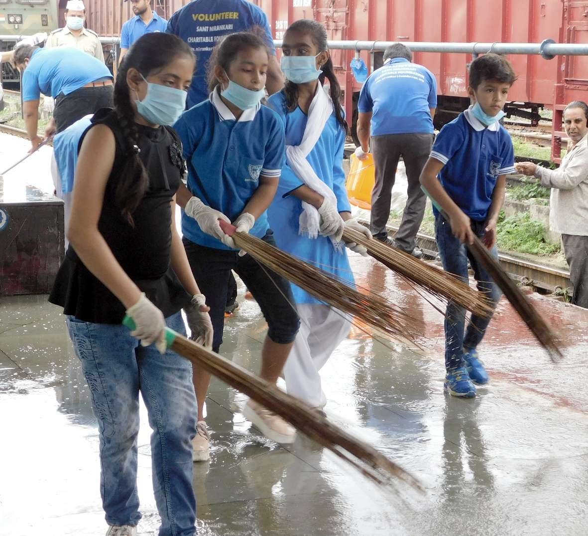 संत निरंकारी चैरिटेबल फाउंडेशन के सदस्यों ने गांधी जयंती पर स्टेशन में की सफाई