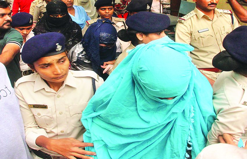 HONEYTRAP : महिला आरोपियों के पास 12 से 13 लोगों के मिले पुख्ता वीडियो, श्वेता के बेटे का लैपटॉप भी जब्त