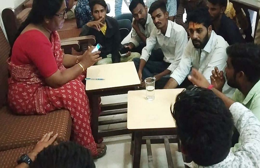 फलोदी. कॉलेज में सह आचार्यों की प्रतिनियुक्तियां रद्द करने की मांग को लेकर प्राचार्य से वार्ता करते छात्रनेता।