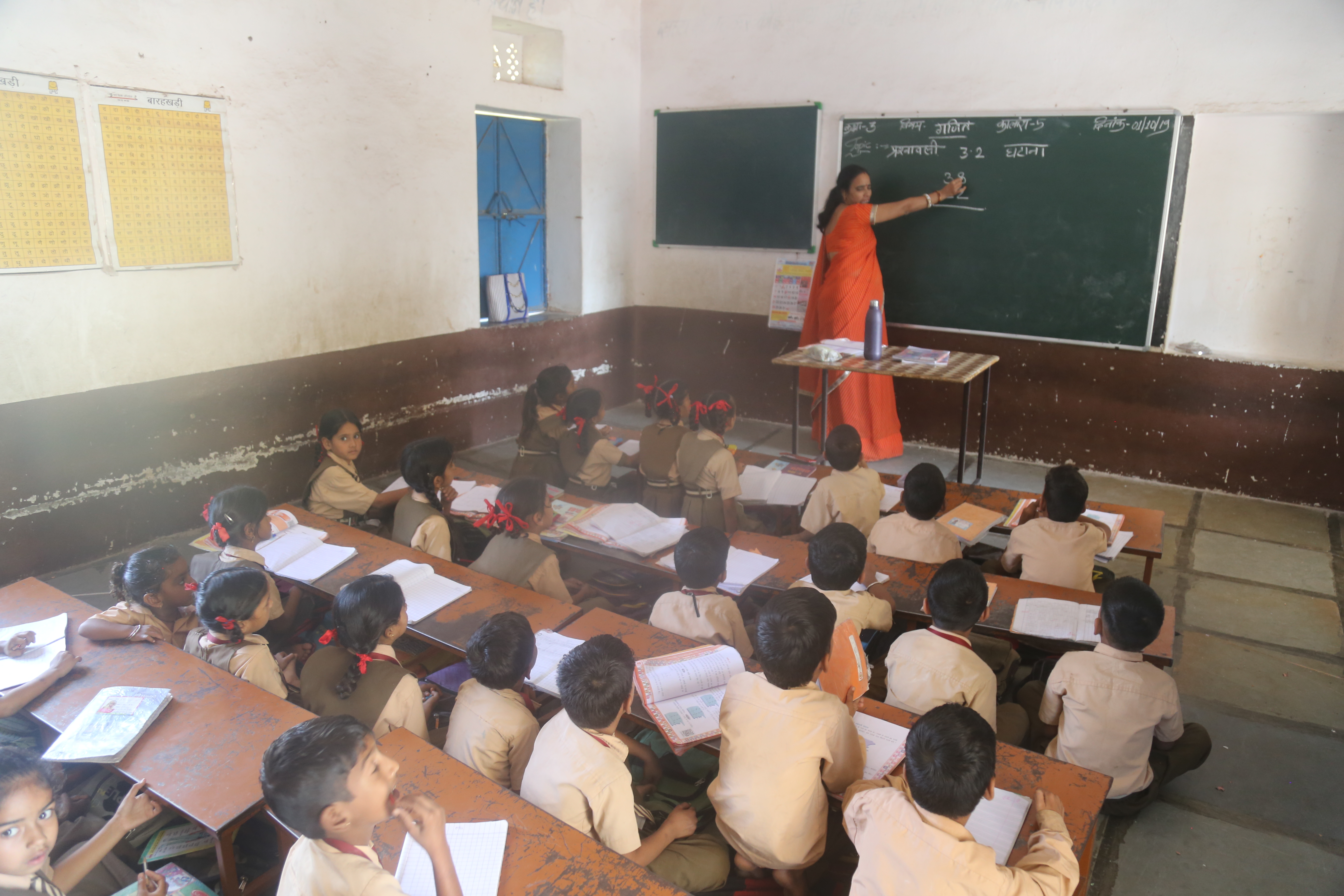 शिक्षकों ने बदल दी इस सरकारी स्कूल की सूरत, बच्चे चुटकियों में रच देते हैं
कहानी-कविताएं