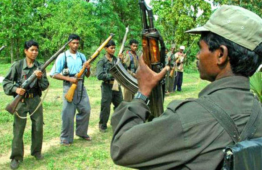 नक्सलियों ने बदली अपनी रणनीति, अब पुलिस नहीं इन लोगों को बना रहे निशाना