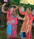 परम्परागत परिधानों में जमकर खनके डांडिये