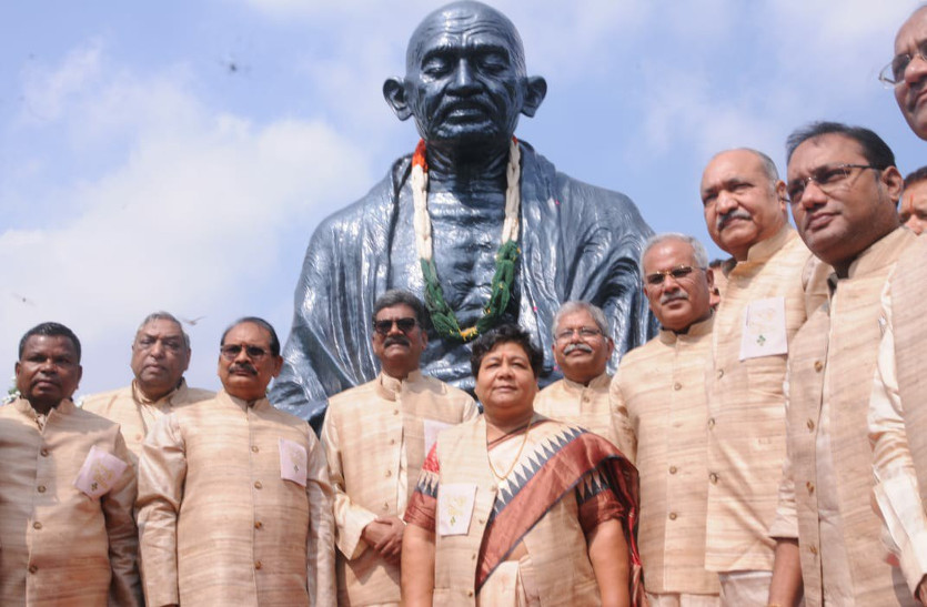 गांधी जयंती पर सीएम भूपेश के की 5 नई योजनाओं की घोषणा, सदन में खादी ड्रेस में नजर आए सभी सदस्य