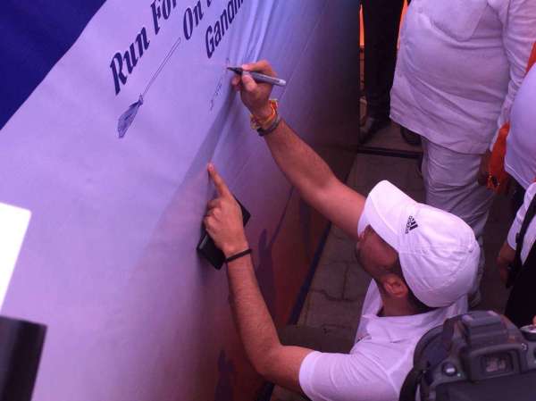 इस दौरान हस्ताक्षर अभियान भी चलाया गया।